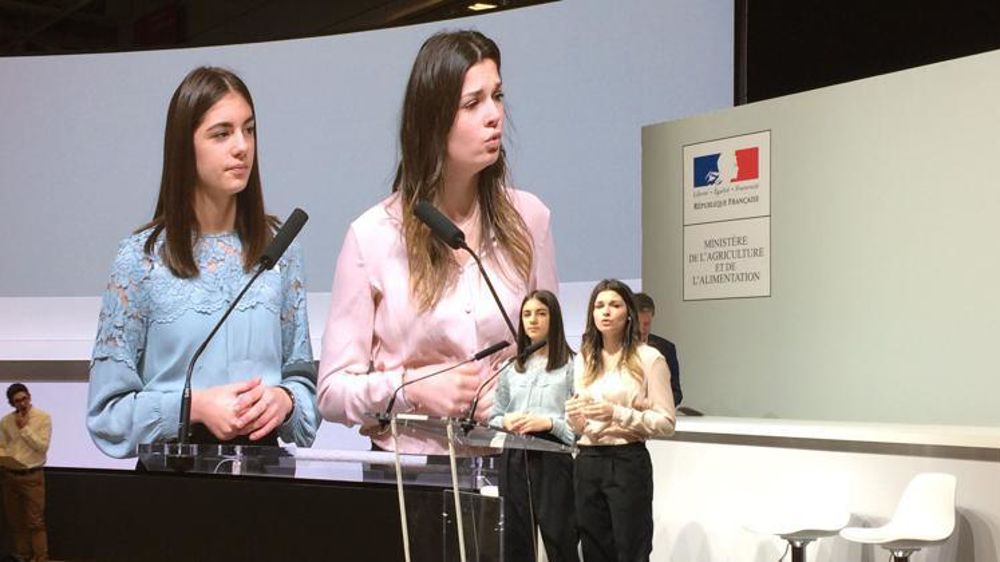 Mona Bigot et Élise Vieillerobe, élèves au lycée polyvalent de Jean-Baptiste Le Taillandier à Fougères durant leur prestation au Salon international de l’Agriculture. © A. Marcotte/GFA